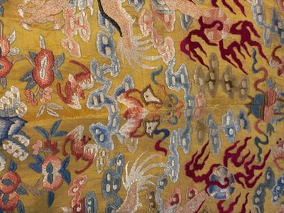 A Chinese imperial yellow-ground embroidered silk 'Nine Symbols' lady's 'Dragon' robe, 'Ji Fu' 吉服, 19th C. — foto 10