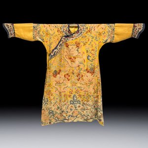 A Chinese imperial yellow-ground embroidered silk 'Nine Symbols' lady's 'Dragon' robe, 'Ji Fu' 吉服, 19th C. — foto 1