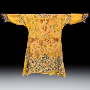 A Chinese imperial yellow-ground embroidered silk 'Nine Symbols' lady's 'Dragon' robe, 'Ji Fu' 吉服, 19th C. — foto 2