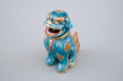 Un brûle parfum en porcelaine de Chine en forme de chien de foo, 18/19ème
