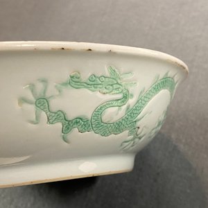 A Chinese incised and green-glazed 'dragon' dish, Hongzhi mark, Ming — photo 7