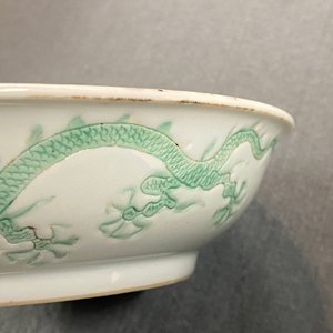 A Chinese incised and green-glazed 'dragon' dish, Hongzhi mark, Ming — photo 8