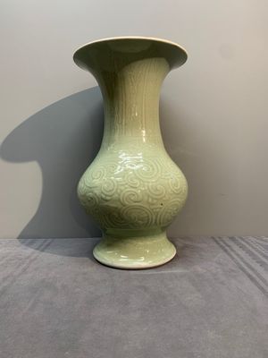 A Chinese incised celadon-glazed 'chilong' vase, Kangxi — photo 2