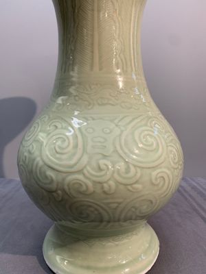 A Chinese incised celadon-glazed 'chilong' vase, Kangxi — photo 7