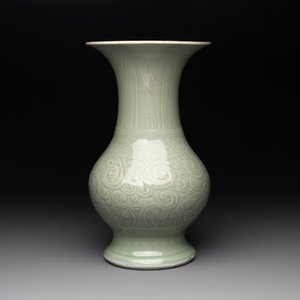 A Chinese incised celadon-glazed 'chilong' vase, Kangxi — photo 2