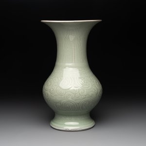 A Chinese incised celadon-glazed 'chilong' vase, Kangxi — photo 3