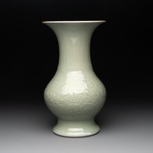 A Chinese incised celadon-glazed 'chilong' vase, Kangxi — photo 5