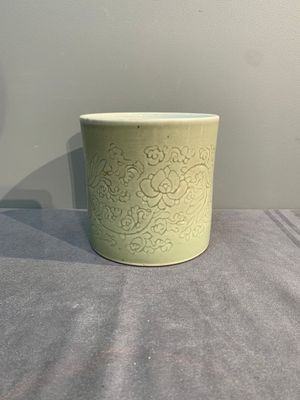 A Chinese incised celadon-glazed 'lotus scroll' brush pot, Kangxi — photo 1