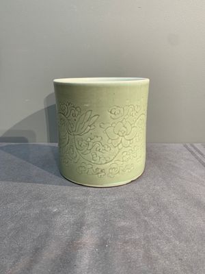 A Chinese incised celadon-glazed 'lotus scroll' brush pot, Kangxi — photo 2