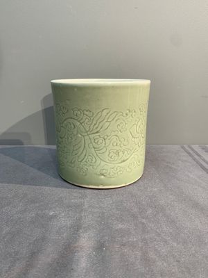 A Chinese incised celadon-glazed 'lotus scroll' brush pot, Kangxi — photo 3