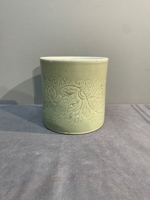 A Chinese incised celadon-glazed 'lotus scroll' brush pot, Kangxi — photo 4