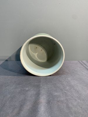A Chinese incised celadon-glazed 'lotus scroll' brush pot, Kangxi — photo 5