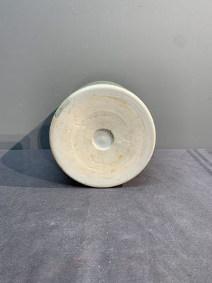 A Chinese incised celadon-glazed 'lotus scroll' brush pot, Kangxi — photo 6