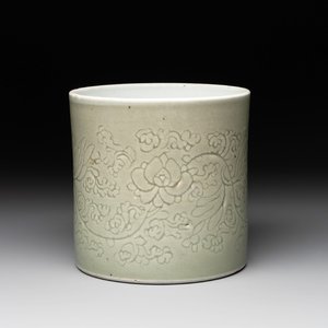 A Chinese incised celadon-glazed 'lotus scroll' brush pot, Kangxi — photo 1