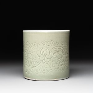 A Chinese incised celadon-glazed 'lotus scroll' brush pot, Kangxi — photo 2