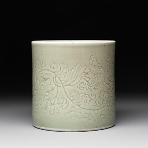 A Chinese incised celadon-glazed 'lotus scroll' brush pot, Kangxi — photo 3