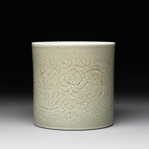 A Chinese incised celadon-glazed 'lotus scroll' brush pot, Kangxi — photo 4