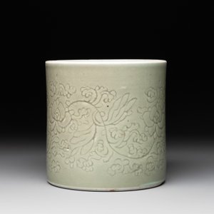 A Chinese incised celadon-glazed 'lotus scroll' brush pot, Kangxi — photo 5