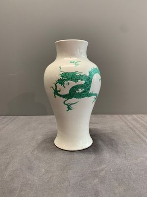 A Chinese incised green-and-yellow-enamelled 'dragon' vase, Chenghua mark, Kangxi — photo 1