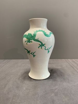 A Chinese incised green-and-yellow-enamelled 'dragon' vase, Chenghua mark, Kangxi — photo 2