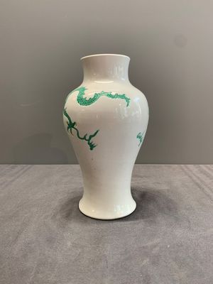 A Chinese incised green-and-yellow-enamelled 'dragon' vase, Chenghua mark, Kangxi — photo 3