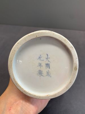 A Chinese incised green-and-yellow-enamelled 'dragon' vase, Chenghua mark, Kangxi — photo 6