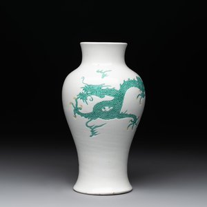 A Chinese incised green-and-yellow-enamelled 'dragon' vase, Chenghua mark, Kangxi — photo 1