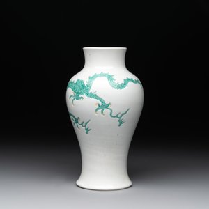 A Chinese incised green-and-yellow-enamelled 'dragon' vase, Chenghua mark, Kangxi — photo 2