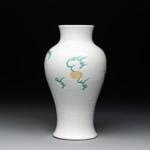 A Chinese incised green-and-yellow-enamelled 'dragon' vase, Chenghua mark, Kangxi — photo 3
