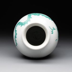 A Chinese incised green-and-yellow-enamelled 'dragon' vase, Chenghua mark, Kangxi — photo 4