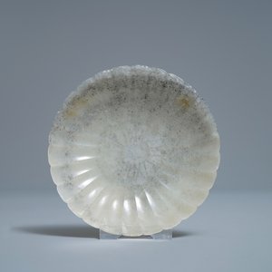 A Chinese incised Mughal style chalcedony 'chrysanthemum' dish, 19th C. — 照片 1