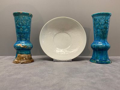 A Chinese incised white-glazed bowl and a pair of turquoise-glazed vases, Ming — photo 1