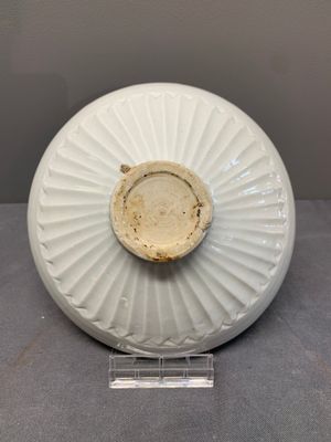 A Chinese incised white-glazed bowl and a pair of turquoise-glazed vases, Ming — photo 3