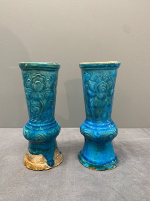 A Chinese incised white-glazed bowl and a pair of turquoise-glazed vases, Ming — photo 5