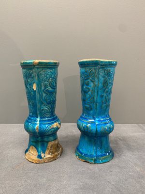 A Chinese incised white-glazed bowl and a pair of turquoise-glazed vases, Ming — photo 6