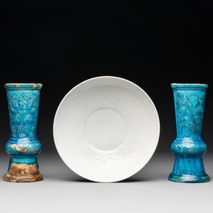 A Chinese incised white-glazed bowl and a pair of turquoise-glazed vases, Ming — photo 1