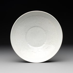 A Chinese incised white-glazed bowl and a pair of turquoise-glazed vases, Ming — photo 2