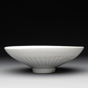 A Chinese incised white-glazed bowl and a pair of turquoise-glazed vases, Ming — photo 4