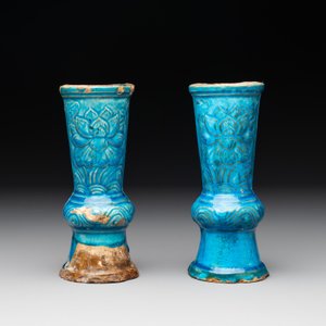 A Chinese incised white-glazed bowl and a pair of turquoise-glazed vases, Ming — photo 5