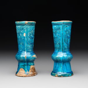 A Chinese incised white-glazed bowl and a pair of turquoise-glazed vases, Ming — photo 8