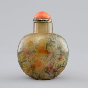 A Chinese incrusted agate snuff bottle with inside decoration of fish, 19/20th C. — photo 3
