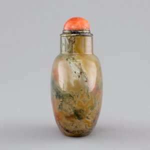 A Chinese incrusted agate snuff bottle with inside decoration of fish, 19/20th C. — photo 4