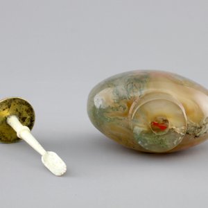 A Chinese incrusted agate snuff bottle with inside decoration of fish, 19/20th C. — photo 5