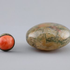 A Chinese incrusted agate snuff bottle with inside decoration of fish, 19/20th C. — photo 6