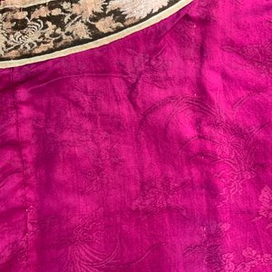 A Chinese informal Manchu embroidered silk pink-ground women's robe, 19th C. — 照片 19