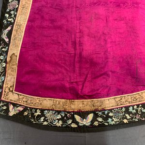 A Chinese informal Manchu embroidered silk pink-ground women's robe, 19th C. — 照片 23