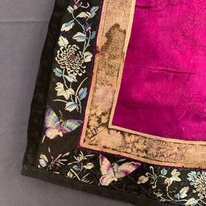 A Chinese informal Manchu embroidered silk pink-ground women's robe, 19th C. — 照片 24