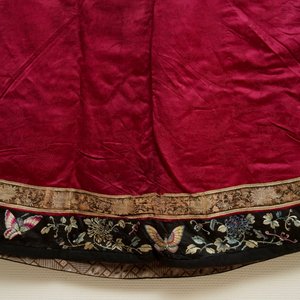 A Chinese informal Manchu embroidered silk pink-ground women's robe, 19th C. — 照片 6