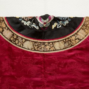 A Chinese informal Manchu embroidered silk pink-ground women's robe, 19th C. — 照片 7