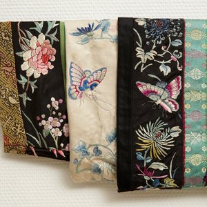 A Chinese informal Manchu embroidered silk pink-ground women's robe, 19th C. — 照片 8